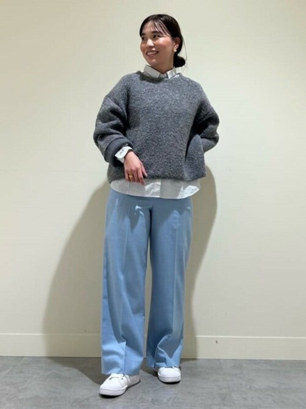 グレー系のニット/セーター、ホワイト系のシャツ/ブラウス、ブルー系のその他パンツを着用したレディースの冬コーディネートの1枚目の写真
