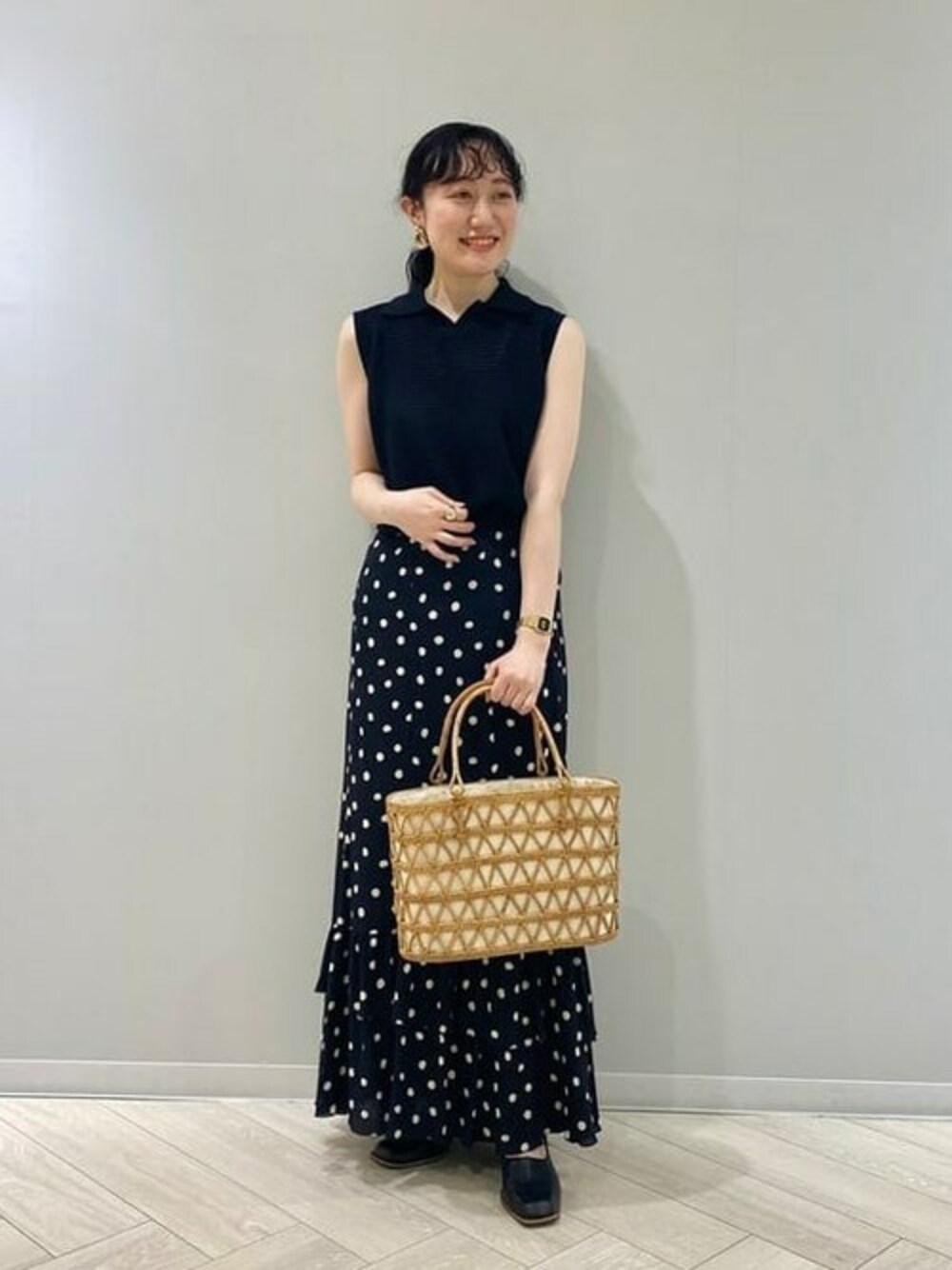 「ドット、きれいめカジュアル、かごバッグ、春夏コーデ、ノースリーブ、デミルクスビームス、オトナカジュアル、Demi-luxe BEAMS、オトナ女子」｜「BATONERのBATONER / コットン スキッパー ノースリーブニット（ニット/セーター、ブラック系）」を使った、Demi-Luxe BEAMSさん（レディース・158cm）の春コーディネートの1枚目の写真