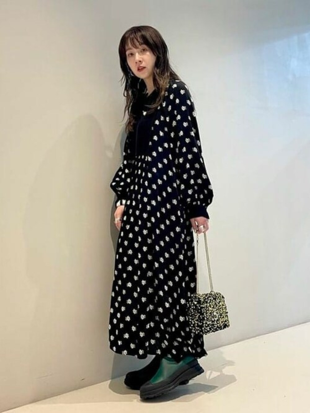 「ワンピース、ブーツ、ブラック、きれいめカジュアル、シンプルコーデ、デミルクスビームス、オトナカジュアル、Demi-luxe BEAMS、NE QUITTEZ PAS、カラー×コーデ」｜「NE QUITTEZ PAS!のne Quittez pas × Demi-Luxe BEAM / 別注 フラワープリント キルティング ワンピース（ワンピース、ブラック系）」を使った、Demi-Luxe BEAMSさん（レディース・157cm）の夏コーディネートの1枚目の写真