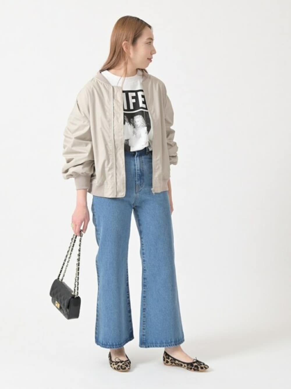 「カットソー、ブルゾン、ss、MA-1、デニムパンツ、春、U by SPICK&SPAN、ユーバイ　スピックアンドスパン、ubyspickspan、2022」｜「U by SPICK&SPANのボリュームスリーブMA-1◆（MA-1、ベージュ系）」を使った、Kateさん（レディース・163cm）の冬コーディネートの1枚目の写真