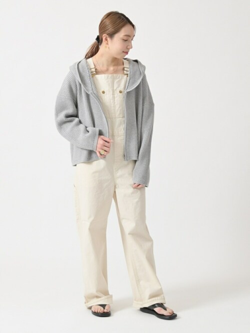 「パーカー、サロペット、オーバーオール、サンダル、春コーデ、ワッフル、ubyspickspan」｜「U by SPICK&SPANのワッフルZIPフーディー◆（パーカー、グレー系）」を使った、Kateさん（レディース・163cm）の春コーディネートの1枚目の写真
