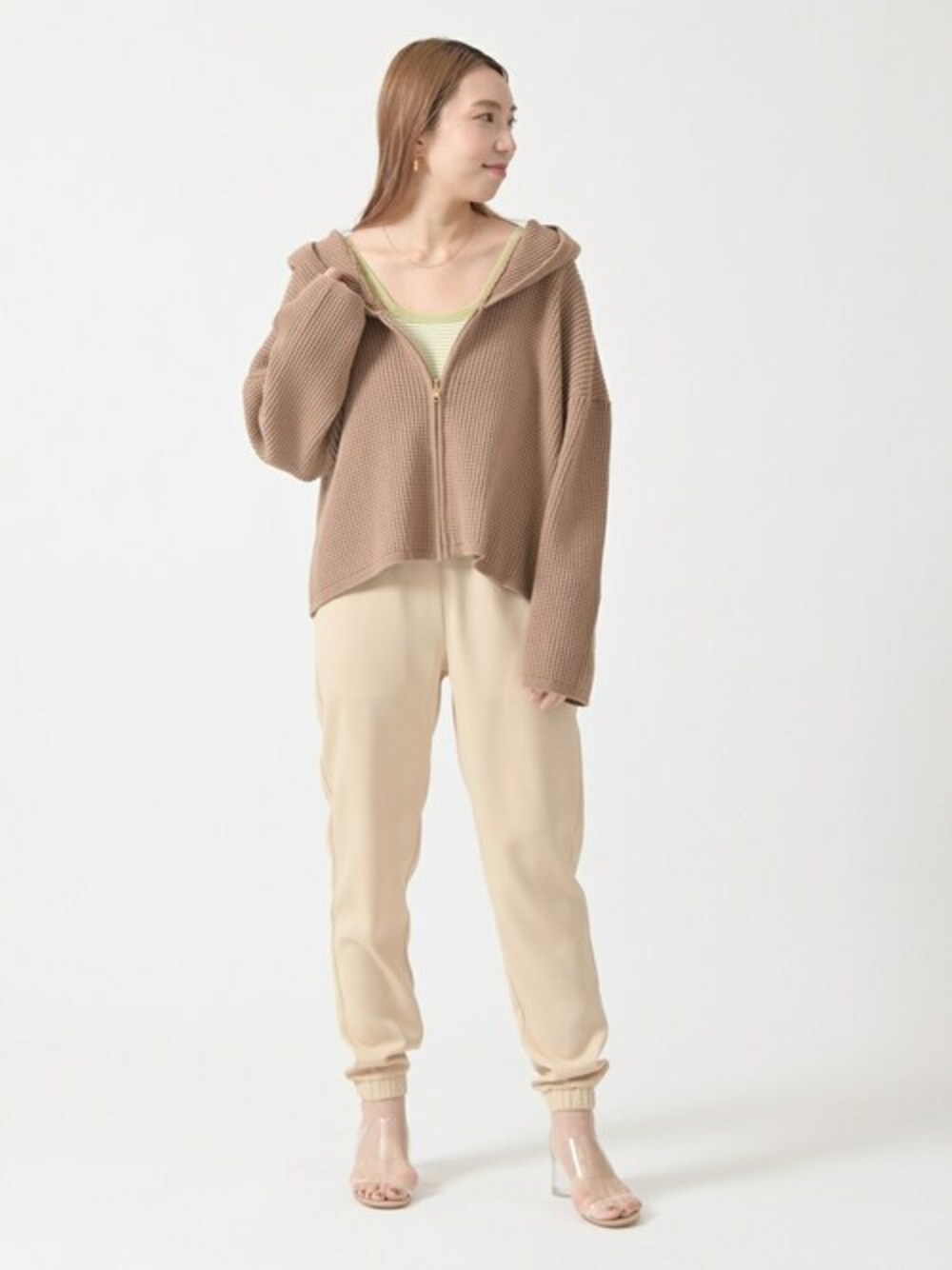 「スウェットパンツ、パーカー、クリアサンダル、ubyspickspan」｜「U by SPICK&SPANのワッフルZIPフーディー◆（パーカー、ブラウン系）」を使った、Kateさん（レディース・163cm）の春コーディネートの1枚目の写真