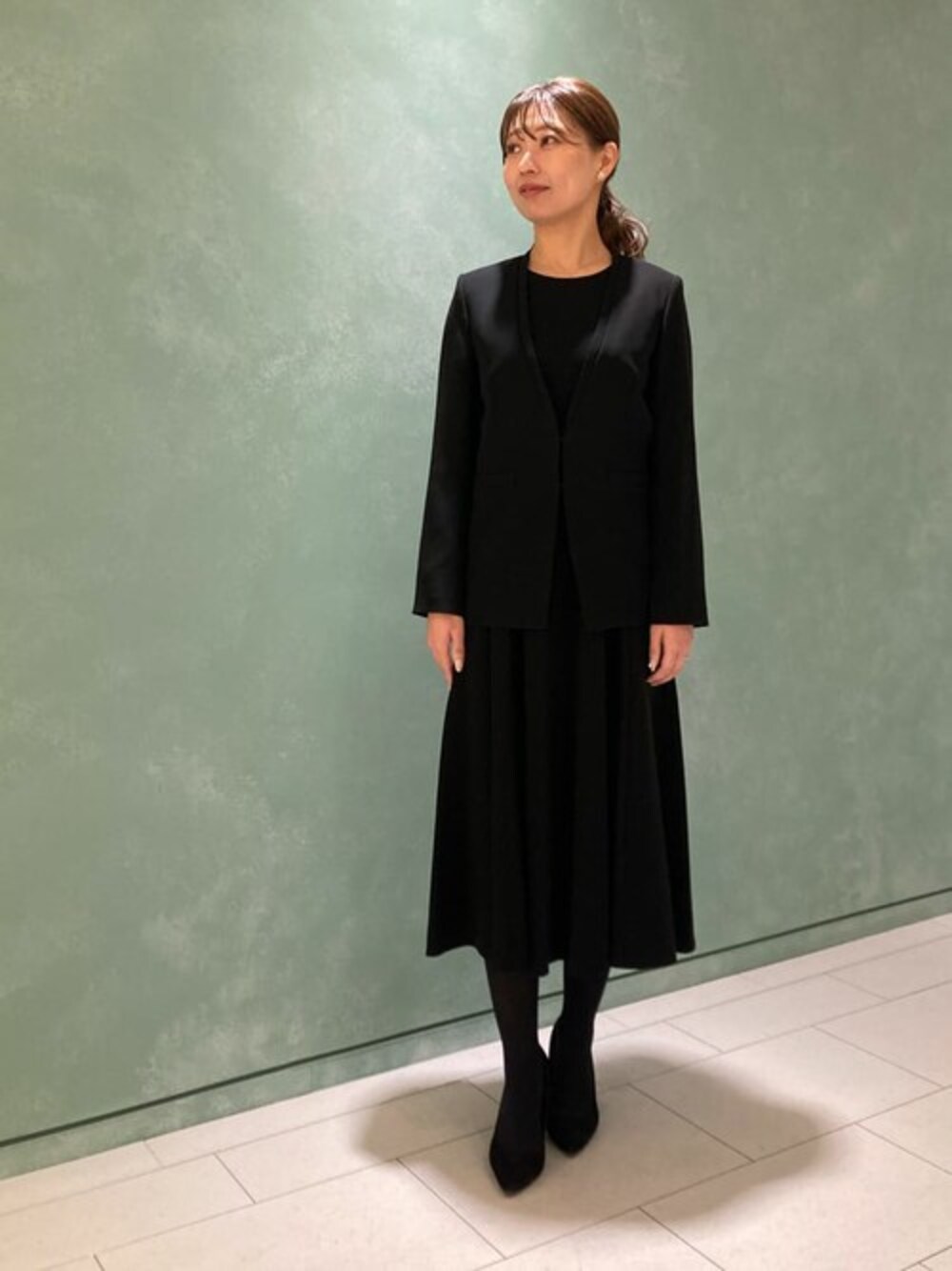「ジャケット、ワンピース、セットアップ、ブラック、きれいめコーディネート、フォーマル、オケージョン、セレモニー、アナイ(ANAYI)」｜「ANAYIのストレッチクロスノーカラー　ジャケット（ノーカラージャケット、ブラック系）」を使った、a_moriさん（レディース・162cm）の春コーディネートの1枚目の写真