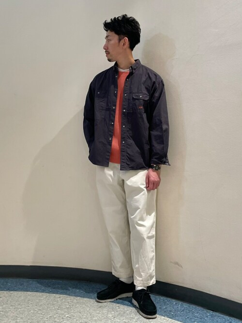 「ワークシャツ、クラークス、春ニット、春コーデ、ワラビー、abahouse、サーモンピンク、180cm、白ワイドパンツ、thenorthfacepurplelabel」｜「ABAHOUSEの畦編みフェードカラー コットン プルオーバー クルーネックニット（ニット/セーター、ピンク系）」を使った、ONDAさん（メンズ・183cm）の冬コーディネートの1枚目の写真