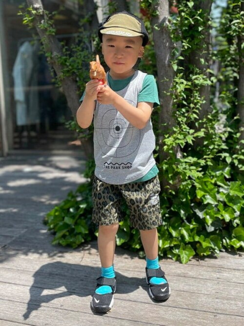 「NIKE、キャップ、ショートパンツ、Tシャツ、レイヤードスタイル、タンクトップ、カジュアルコーデ、エアリフト、こどもビームス、夏だ！Tシャツ着よう！」｜「こども ビームスのThe Animals Observatory (TAO) / Hippo Tシャツ（3～12才）（Tシャツ/カットソー、グリーン系）」を使った、こども ビームスさん（キッズ・104cm）の夏コーディネートの1枚目の写真