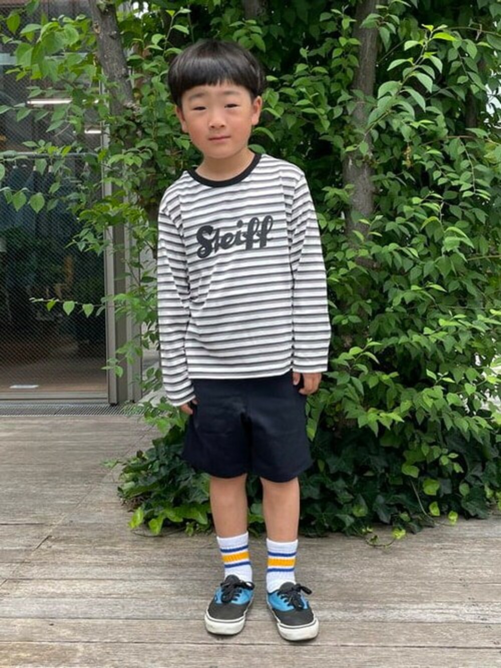 「ボーダー、ショートパンツ、ネイビー、ストリート、ロンT、スニーカーコーデ、ラインソックス、ボーダーTシャツ、こどもビームス」｜「こども ビームスのこども ビームス / ショートパンツ（100～130cm）（その他パンツ、ブルー系）」を使った、こども ビームスさん（キッズ・120cm）の夏コーディネートの1枚目の写真