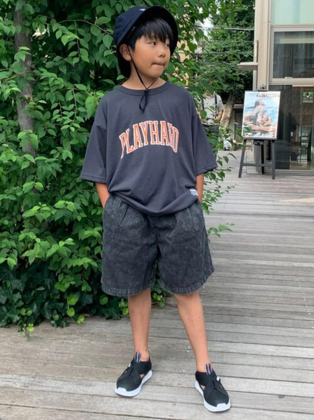 「ロゴT、ワントーンコーデ、ショートパンツ、ハット、サンダル、プリントT、夏コーデ、こどもビームス、夏だ！Tシャツ着よう！」｜「こども ビームスのadidas / 360 サンダル C（17～21.5cm）（サンダル、ブラック系）」を使った、こども ビームスさん（キッズ・140cm）の夏コーディネートの1枚目の写真