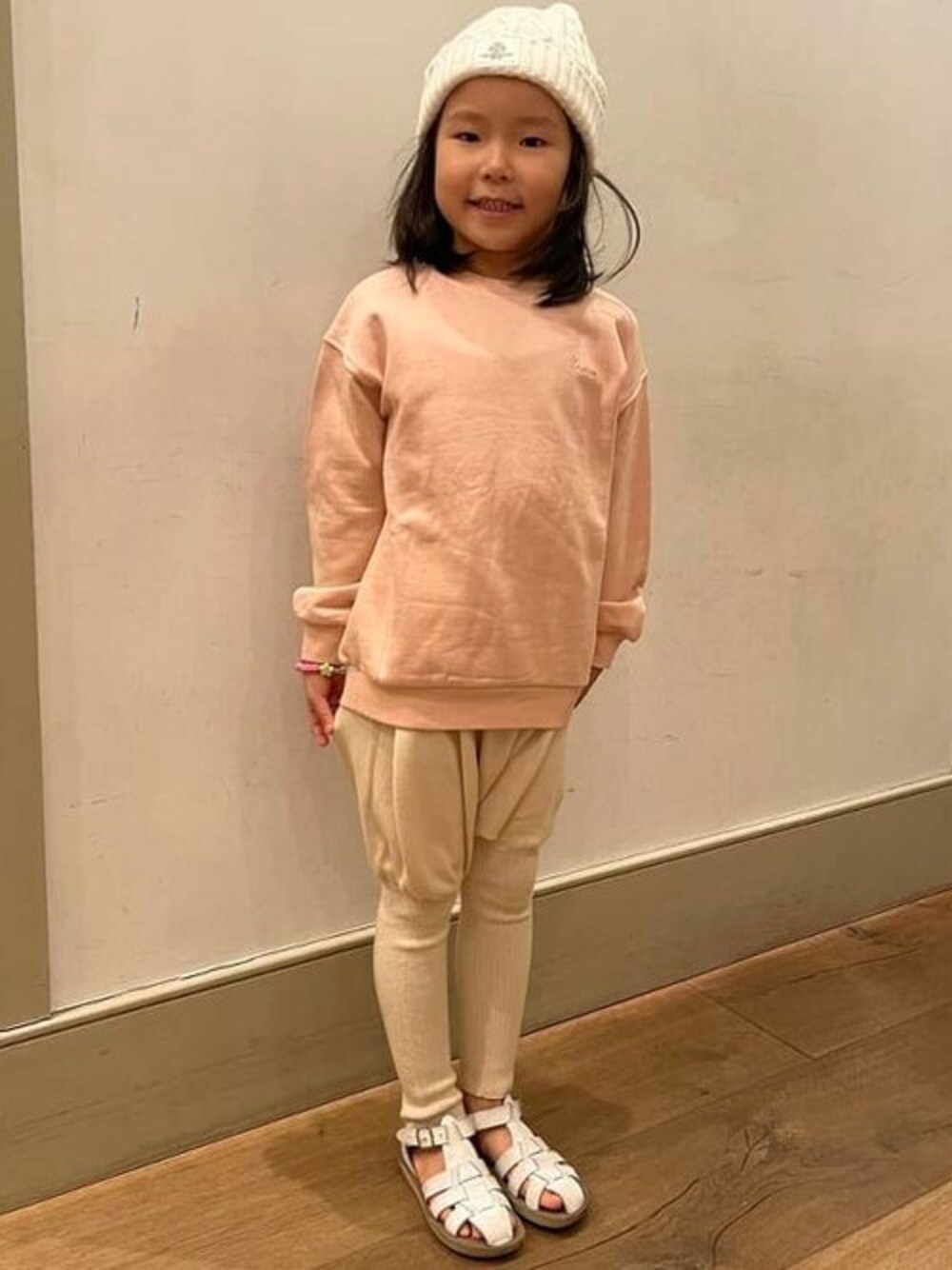 「スウェット、ピンク、ニット帽、ナチュラル、サンダル、パンツスタイル、シンプルコーデ、カジュアルコーデ、こどもビームス、秋コーデ」｜「こども ビームスのこども ビームス / ステッチ スウェット（100～140cm）（スウェット、ピンク系）」を使った、こども ビームスさん（キッズ・119cm）の秋コーディネートの1枚目の写真