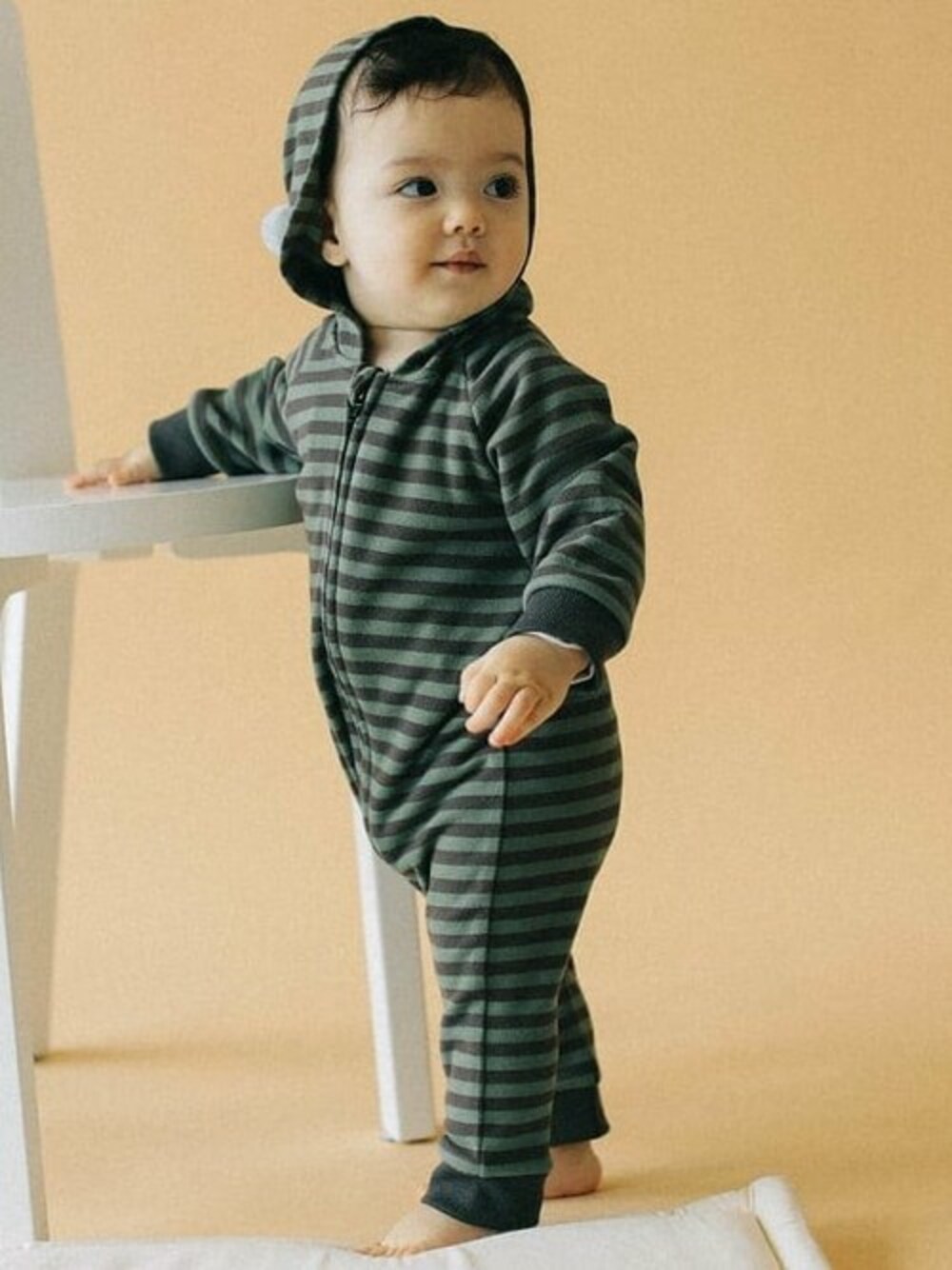 グリーン系のロンパースを着用したキッズの秋コーディネートの1枚目の写真