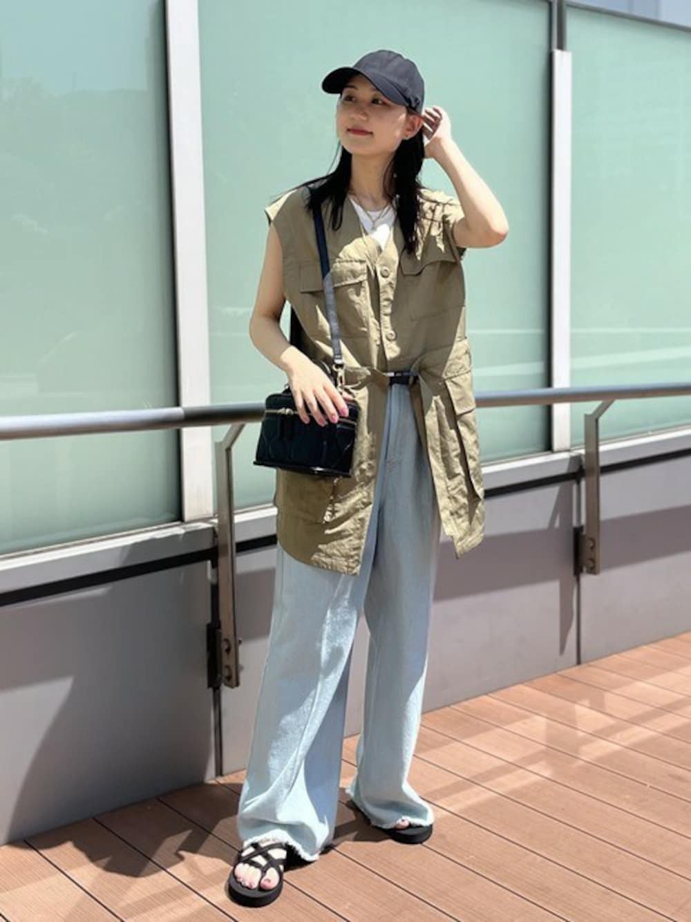 グリーン系のその他アウター、ホワイト系のタンクトップ、ブルー系のデニムパンツを着用したレディースの夏コーディネートの1枚目の写真