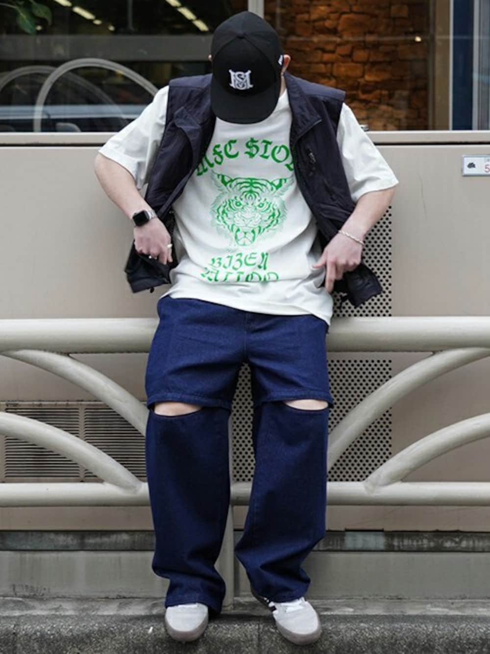 「MFC STORE、mfcstore、BIZEN、NEW ERA、ロゴT、Tシャツ、２ＷＡＹ、adidas、デニムパンツ、ストリート、コーディネート、ストリートコーデ、ベスト、夏コーデ」｜「MFC STOREの彫師美漸-BIZEN x MFC STORE TIGER T-SHIRT（Tシャツ/カットソー、ホワイト系）」を使った、MFC STORE 名古屋さん（メンズ・170cm）の春コーディネートの1枚目の写真