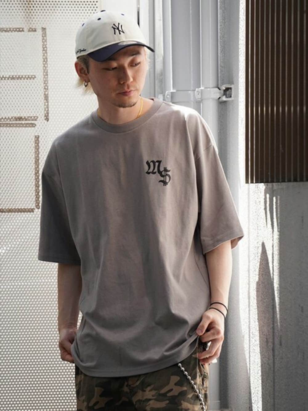 「ロゴT、Tシャツ、NEW ERA、ビックシルエット、シンプルコーデ、ストリートコーデ、メンズコーデ、FRUIT OF THE LOOM、MFCSTORE」｜「FRUIT OF THE LOOMのFRUIT OF THE LOOM x MFC STORE DICE FRAME S/S TEE（Tシャツ/カットソー、グレー系）」を使った、MFC STORE 名古屋さん（メンズ・176cm）の春コーディネートの1枚目の写真