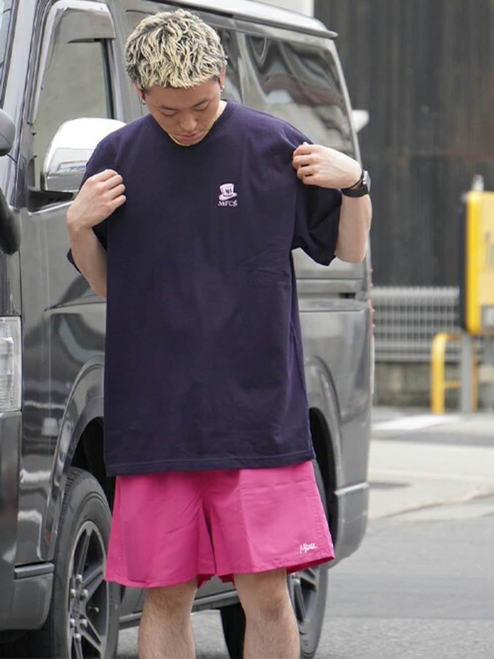 「ロゴT、Tシャツ、ストリート、ショーツ、シンプルコーデ、ストリートコーデ、メンズコーデ、FRUIT OF THE LOOM、MFCSTORE、MFC STORE」｜「FRUIT OF THE LOOMのFRUIT OF THE LOOM x MFC STORE  SCRIPT LOGO SHORTS（その他パンツ、ピンク系）」を使った、MFC STORE 名古屋さん（メンズ・178cm）の夏コーディネートの1枚目の写真