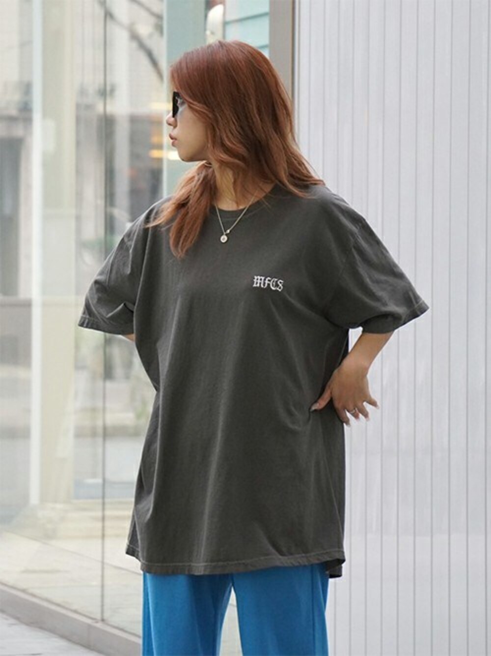 「Tシャツ、ストリート、オーバーサイズ、夏コーデ、シンプルスタイル、メンズコーデ、ピグメント、MFCSTORE、MFC STORE」｜「MFC STOREのMFC STORE OLD MFCS  PIGMENT S/S TEE（Tシャツ/カットソー、ブラック系）」を使った、MFC STORE 名古屋さん（レディース・157cm）の夏コーディネートの1枚目の写真