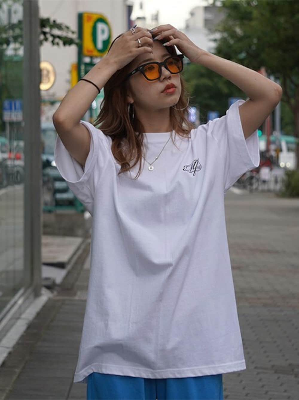 「Tシャツ、ストリート、オーバーサイズ、プリントT、夏コーデ、シンプルスタイル、ストリートコーデ、メンズコーデ、MFCSTORE、MFC STORE」｜「MFC STOREのMFC STORE CURSIVE LOGO S/S TEE（Tシャツ/カットソー、ホワイト系）」を使った、MFC STORE 名古屋さん（レディース・157cm）の夏コーディネートの1枚目の写真
