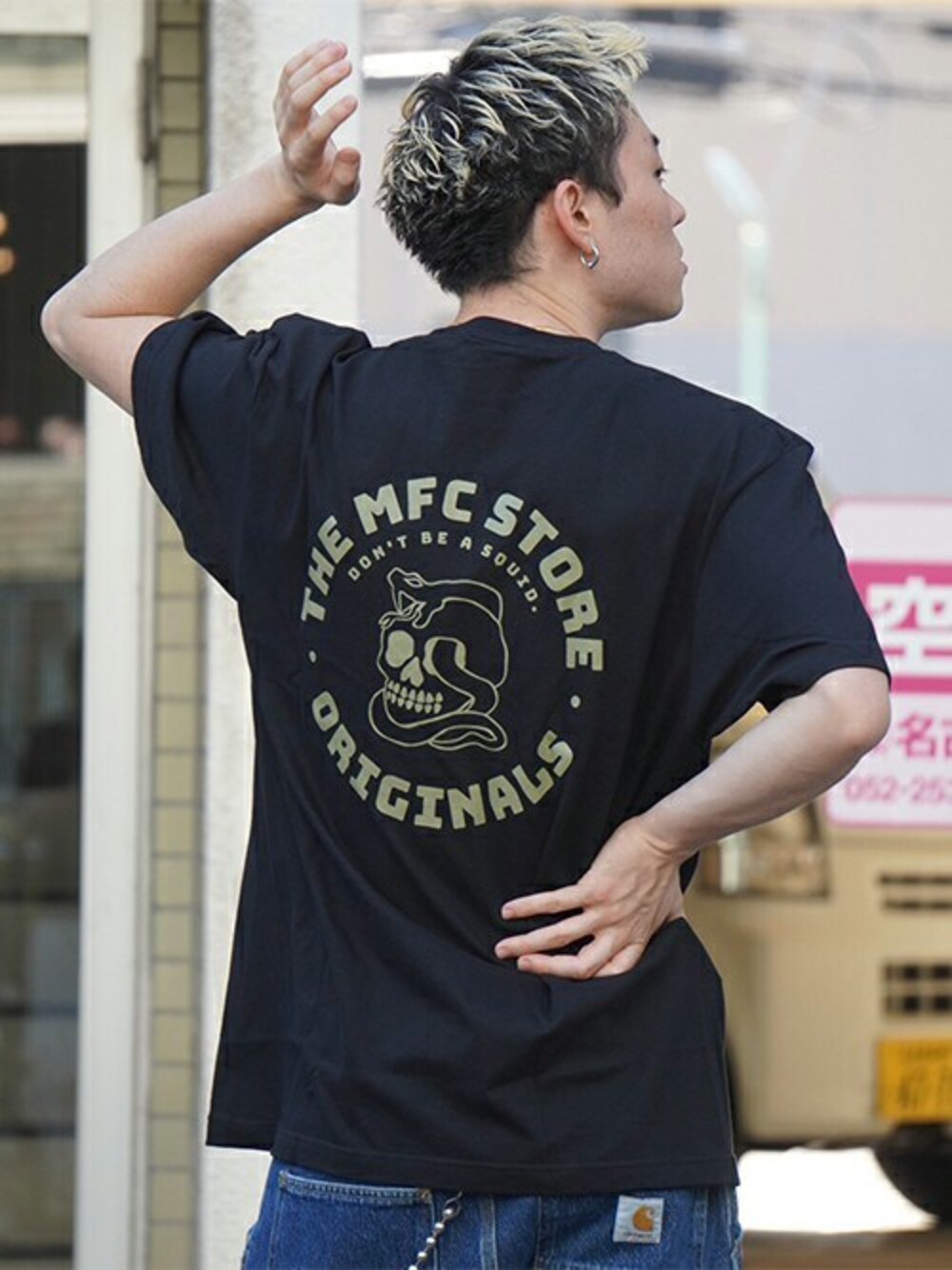 「ロゴT、Tシャツ、ストリート、carhartt、プリントT、夏コーデ、シンプルスタイル、メンズコーデ、MFCSTORE、MFC STORE」｜「MFC STOREのMFC STORE Don't be a squid S/S TEE（Tシャツ/カットソー、ブラック系）」を使った、MFC STORE 名古屋さん（メンズ・176cm）の夏コーディネートの1枚目の写真