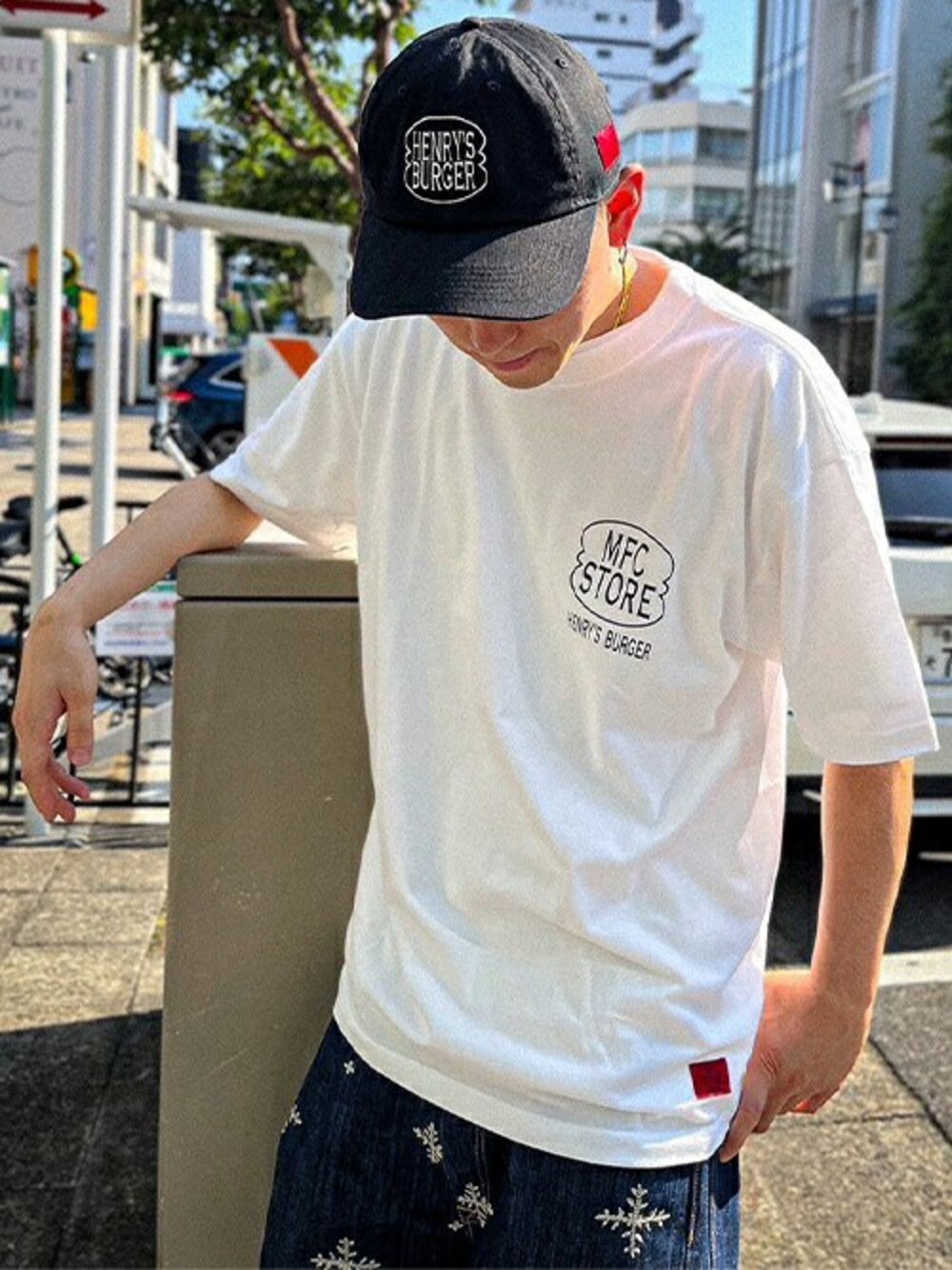 「ロゴT、コラボレーション、夏コーデ、シンプルスタイル、バックプリント、白Tシャツ、ストリートコーデ、MFCSTORE、MFC STORE、HENRY’S BURGER」｜「MFC STOREのHENRY’S BURGER x MFC STORE S/S TEE No.1（Tシャツ/カットソー、ホワイト系）」を使った、MFC STORE 名古屋さん（メンズ・176cm）の夏コーディネートの1枚目の写真