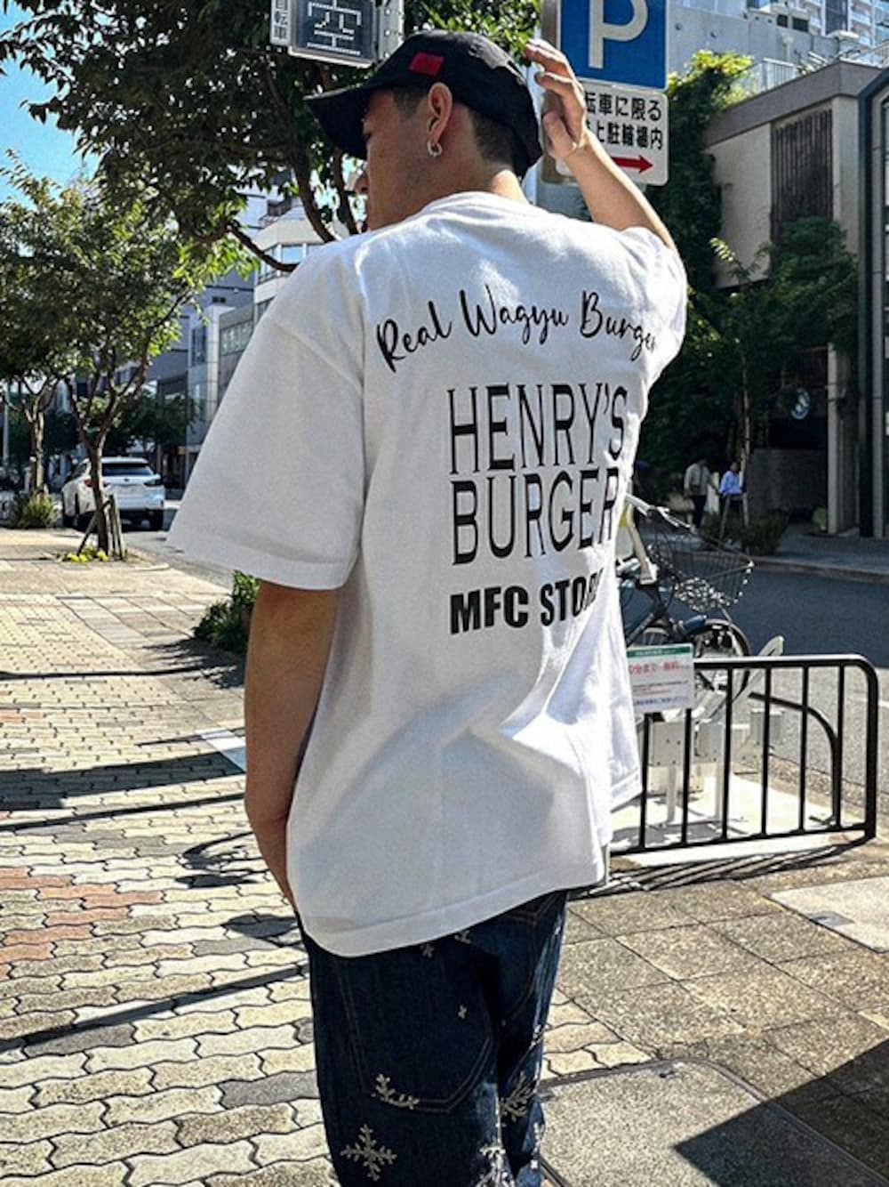 「ロゴT、コラボレーション、夏コーデ、シンプルスタイル、白Tシャツ、ストリートコーデ、メンズコーデ、MFCSTORE、MFC STORE、HENRY’S BURGER」｜「MFC STOREのHENRY’S BURGER x MFC STORE CAP（キャップ、ブラック系）」を使った、MFC STORE 名古屋さん（メンズ・176cm）の夏コーディネートの1枚目の写真