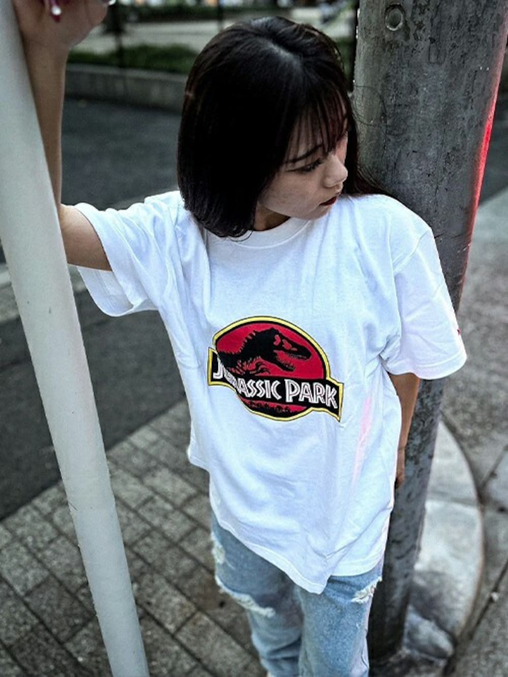 「Tシャツ、ストリート、コーディネート、デニムコーデ、白Tシャツ、ストリートコーデ、メンズコーデ、JURASSICPARK、MFCSTORE、MFC STORE」｜「MFC STOREのMFC STORE x JURASSIC PARK T-SHIRT ♯2（Tシャツ/カットソー、ホワイト系）」を使った、MFC STORE 名古屋さん（レディース・147cm）の秋コーディネートの1枚目の写真