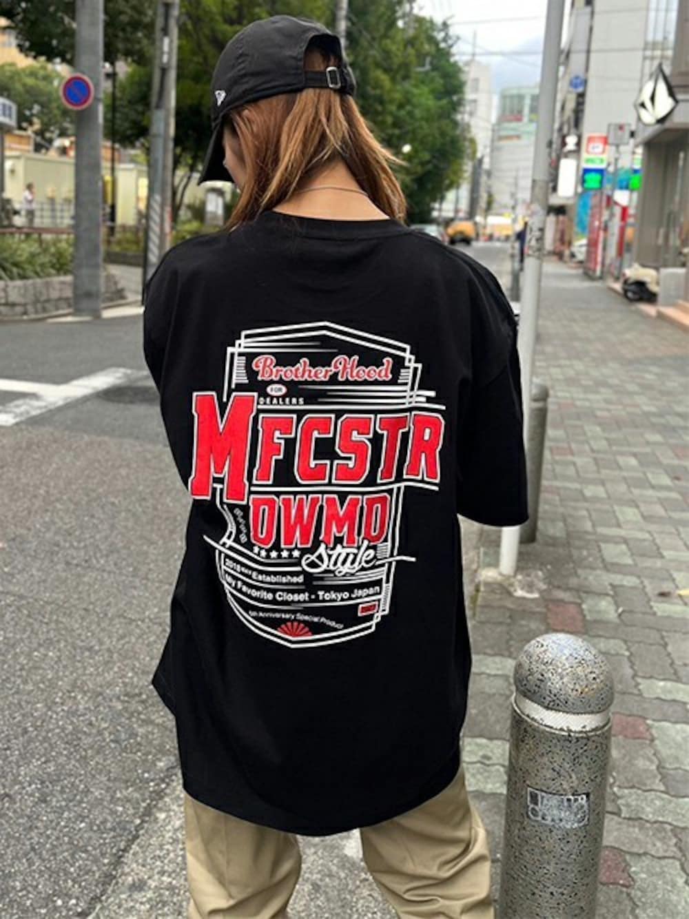 「Tシャツ、ストリート、コラボレーション、シンプルスタイル、メンズコーデ、コラボTシャツ、WILL、キャップコーデ、MFCSTORE、MFC STORE」｜「MFC STOREのWILL x MFC STORE BASIC LOGO TEE（Tシャツ/カットソー、ブラック系）」を使った、MFC STORE 名古屋さん（レディース・157cm）の秋コーディネートの1枚目の写真