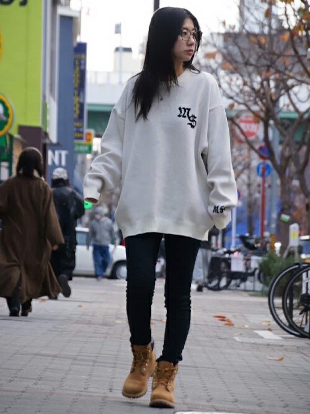 「ニット、ストリート、オーバーサイズ、Timberland、コットンニット、シンプルスタイル、メンズコーデ、MFCSTORE、MFC STORE、flameball」｜「MFC STOREのMFC STORE FLAME BALL CREW KNIT（ニット/セーター、ホワイト系）」を使った、MFC STORE 名古屋さん（レディース・157cm）の冬コーディネートの1枚目の写真