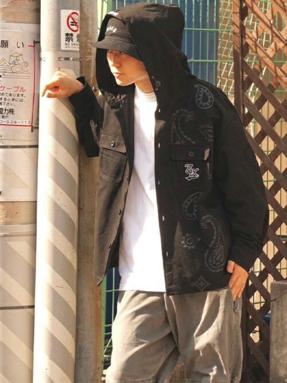 「ストリート、ハット、ペイズリー、フードシャツ、シンプルスタイル、ストリートコーデ、メンズコーデ、example、MFCSTORE、MFC STORE」｜「EXAMPLEのEXAMPLE HOODSHIRTS（シャツ/ブラウス、ブラック系）」を使った、MFC STORE 名古屋さん（メンズ・176cm）の冬コーディネートの1枚目の写真