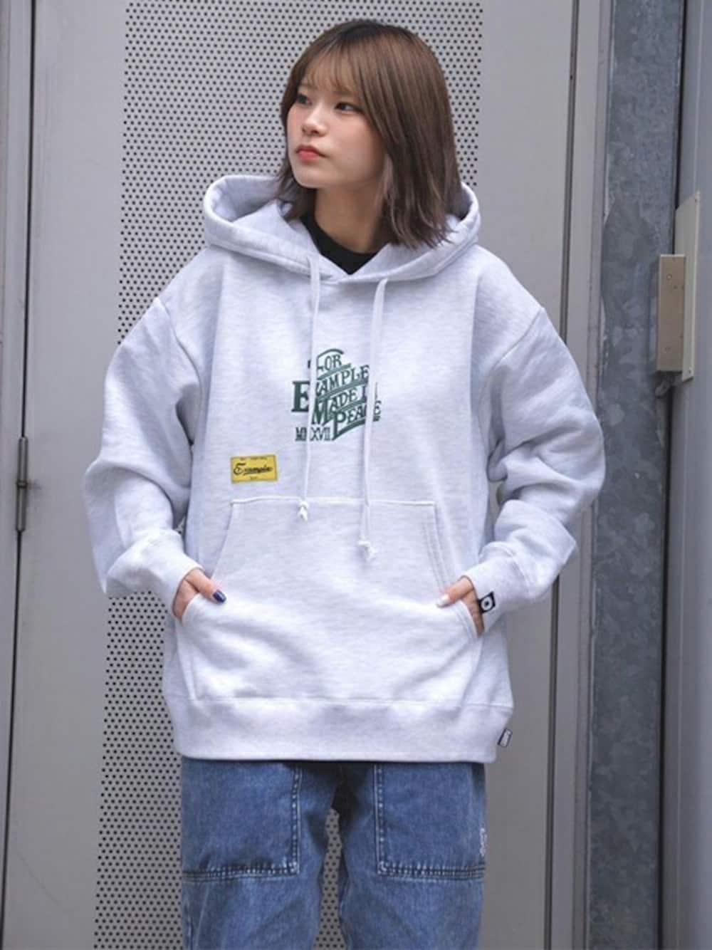 「デニム、パーカー、ストリート、デニムパンツ、シンプルスタイル、ロゴパーカー、メンズコーデ、example、MFCSTORE、MFC STORE」｜「EXAMPLEのEXAMPLE MADE IN PEACE HOODIE（パーカー、グレー系）」を使った、MFC STORE 名古屋さん（レディース・161cm）の冬コーディネートの1枚目の写真