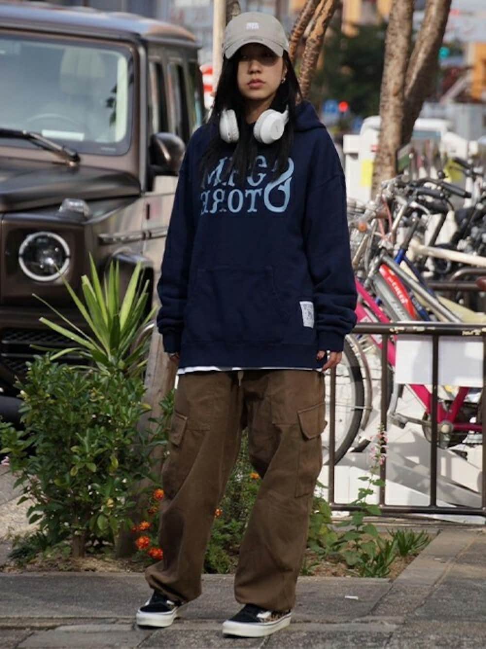 「VANS、パーカー、NEW ERA、コラボレーション、カーゴパンツ、シンプルスタイル、メンズコーデ、FRUIT OF THE LOOM、MFCSTORE、MFC STORE」｜「MFC STOREのFRUIT OF THE LOOM x MFC STORE MS LOGO '23 HOODIE（パーカー、ブルー系）」を使った、MFC STORE 名古屋さん（レディース・157cm）の冬コーディネートの1枚目の写真
