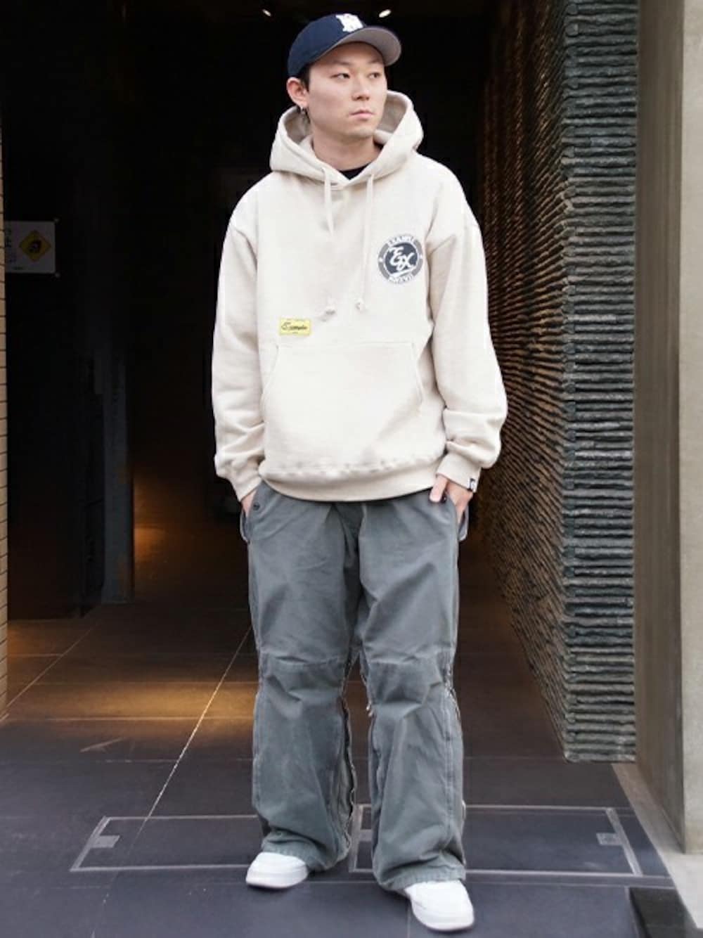 「スウェット、キャップ、パーカー、ストリート、NEW ERA、シンプルスタイル、メンズコーデ、example、MFCSTORE、MFC STORE」｜「EXAMPLEのEXAMPLE COLLEGE EX LOGO HOODIE（パーカー、ホワイト系）」を使った、MFC STORE 名古屋さん（メンズ・176cm）の冬コーディネートの1枚目の写真