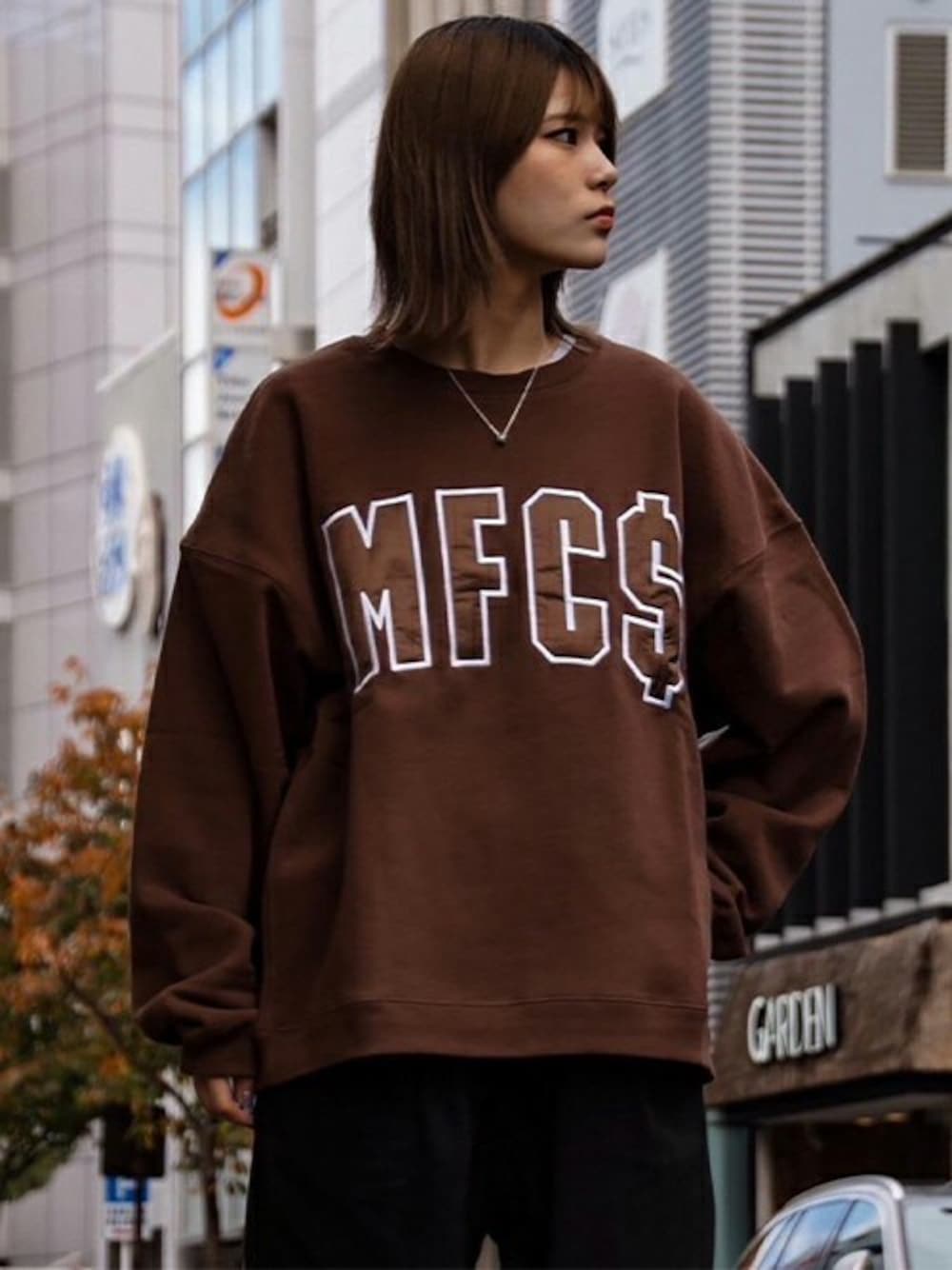 「スウェット、パーカー、ストリート、オーバーサイズ、クルーネック、シンプルスタイル、メンズコーデ、スウェットコーデ、MFCSTORE、MFC STORE」｜「MFC STOREのMFC STORE "MFC$" ARCH LOGO CREWNECK（スウェット、ブラウン系）」を使った、MFC STORE 名古屋さん（レディース・161cm）の冬コーディネートの1枚目の写真