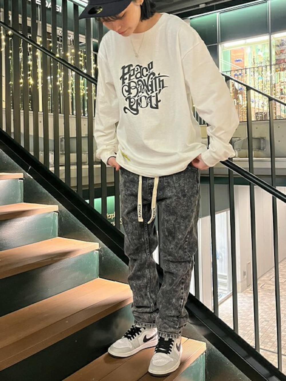「デニム、NIKE、スキニーパンツ、jordan1、NEW ERA、ロンT、ケミカルウォッシュ、example、MFCSTORE、MFC STORE」｜「EXAMPLEのEXAMPLE CHEMICAL WASH BLACK SKINNY PANTS（デニムパンツ、ブラック系）」を使った、MFC STORE 名古屋さん（レディース・161cm）の冬コーディネートの1枚目の写真