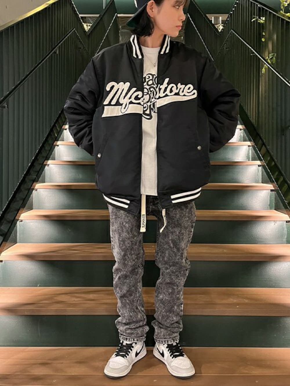 「デニム、NIKE、NEW ERA、ケミカルウォッシュ、スキニーデニム、ナイロンブルゾン、aj1、example、MFCSTORE、MFC STORE」｜「EXAMPLEのEXAMPLE CHEMICAL WASH BLACK SKINNY PANTS（デニムパンツ、ブラック系）」を使った、MFC STORE 名古屋さん（レディース・161cm）の冬コーディネートの1枚目の写真