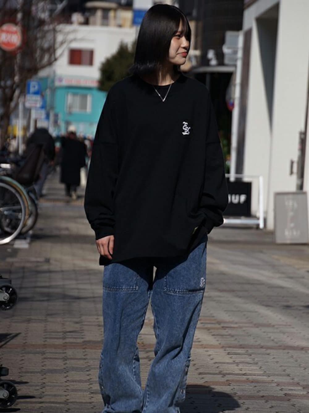 「デニム、ストリート、ロンT、デニムパンツ、シンプルスタイル、ストリートコーデ、メンズコーデ、example、MFCSTORE、MFC STORE」｜「EXAMPLEのEXAMPLE BIGCOLLAR EXLOGO L/S TEE（Tシャツ/カットソー、ブラック系）」を使った、MFC STORE 名古屋さん（レディース・161cm）の冬コーディネートの1枚目の写真