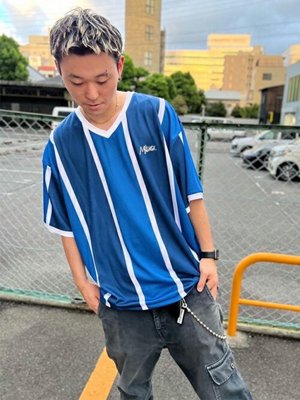 「ブルー、ストリート、ストライプ、スポーツミックス、シンプルスタイル、ストリートコーデ、メンズコーデ、ゲームシャツ、MFCSTORE、MFC STORE」｜「MFC STOREのMFC STORE SOCCER GAME SHIRT（Tシャツ/カットソー、ブルー系）」を使った、MFC STORE 名古屋さん（メンズ・176cm）の春コーディネートの1枚目の写真