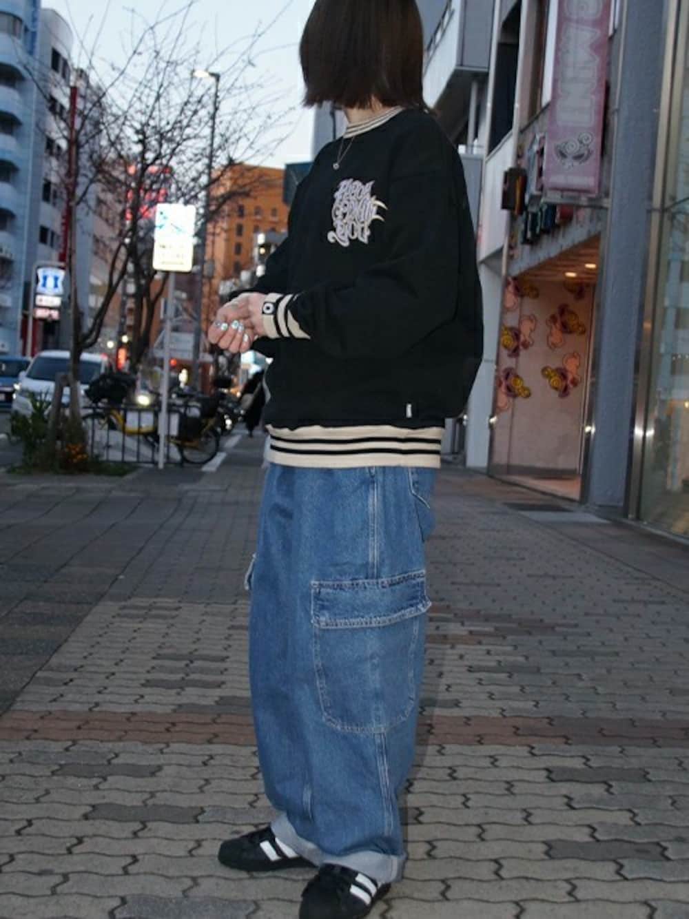 「スウェット、デニム、adidas、ストリート、クルーネック、シンプルスタイル、メンズコーデ、example、MFCSTORE、MFC STORE」｜「EXAMPLEのEXAMPLE BLESSING WORLDS RIBCOLOUR CREWNECK（スウェット、ブラック系）」を使った、MFC STORE 名古屋さん（レディース・161cm）の春コーディネートの1枚目の写真