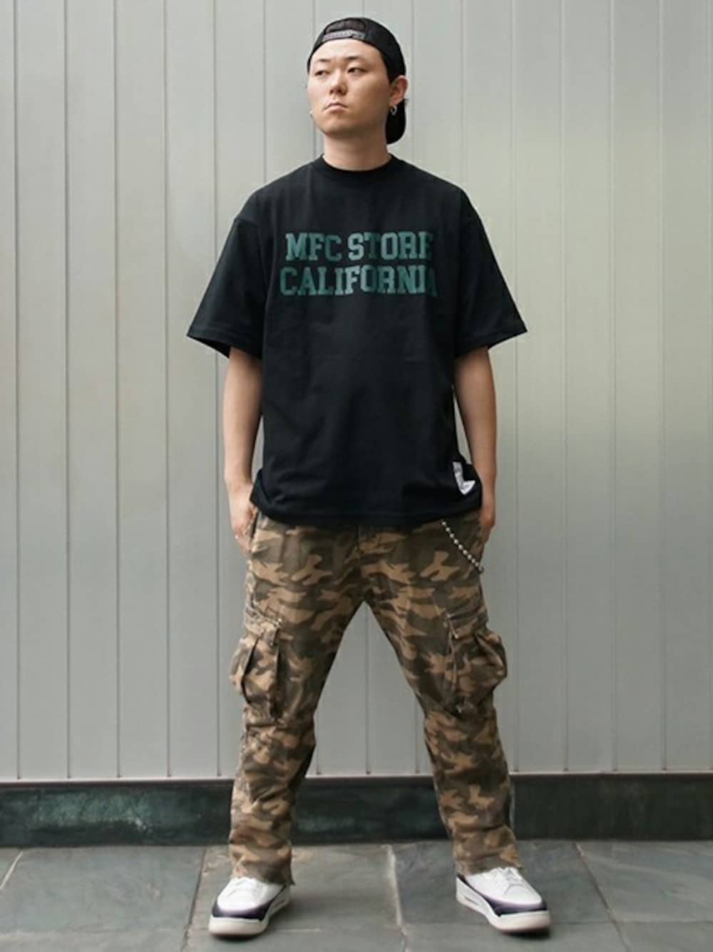 「ロゴT、NIKE、キャップ、Tシャツ、迷彩、夏コーデ、シンプルスタイル、MFCSTORE、MFC STORE、MFC STORE ORIGINAL」｜「MFC STOREのMFC STORE ORIGINAL CALIFORNIA S/S TEE（Tシャツ/カットソー、ブラック系）」を使った、MFC STORE 名古屋さん（メンズ・176cm）の夏コーディネートの1枚目の写真