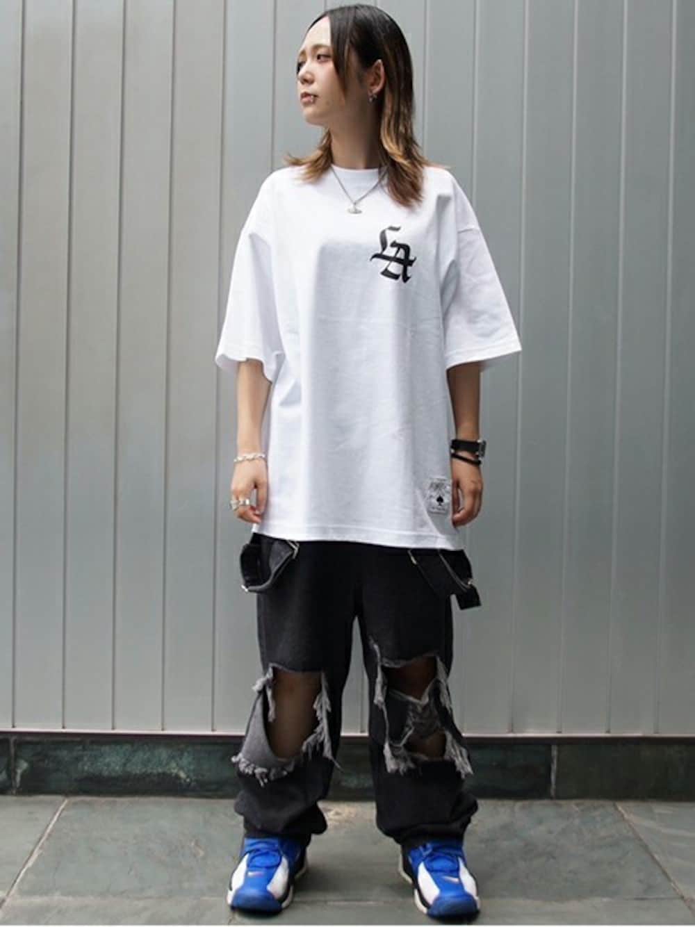 「デニム、ロゴT、NIKE、Tシャツ、ストリート、夏コーデ、メンズコーデ、MFCSTORE、MFC STORE、MFC STORE ORIGINAL」｜「MFC STOREのMFC STORE ORIGINAL N.A.C  LA S/S TEE（Tシャツ/カットソー、ホワイト系）」を使った、MFC STORE 名古屋さん（レディース・171cm）の夏コーディネートの1枚目の写真