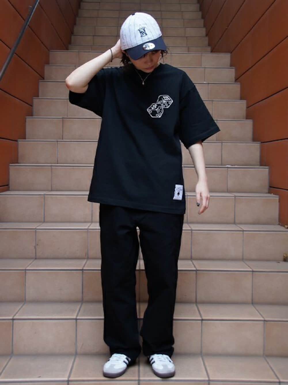 「キャップ、adidas、ブラックコーデ、ストライプ、NEW ERA、コラボレーション、夏コーデ、MFCSTORE、MFC STORE、MFC STORE ORIGINAL」｜「MFC STOREのMFC STORE ORIGINAL MFC$ SLOT S/S TEE（Tシャツ/カットソー、ブラック系）」を使った、MFC STORE 名古屋さん（レディース・161cm）の夏コーディネートの1枚目の写真