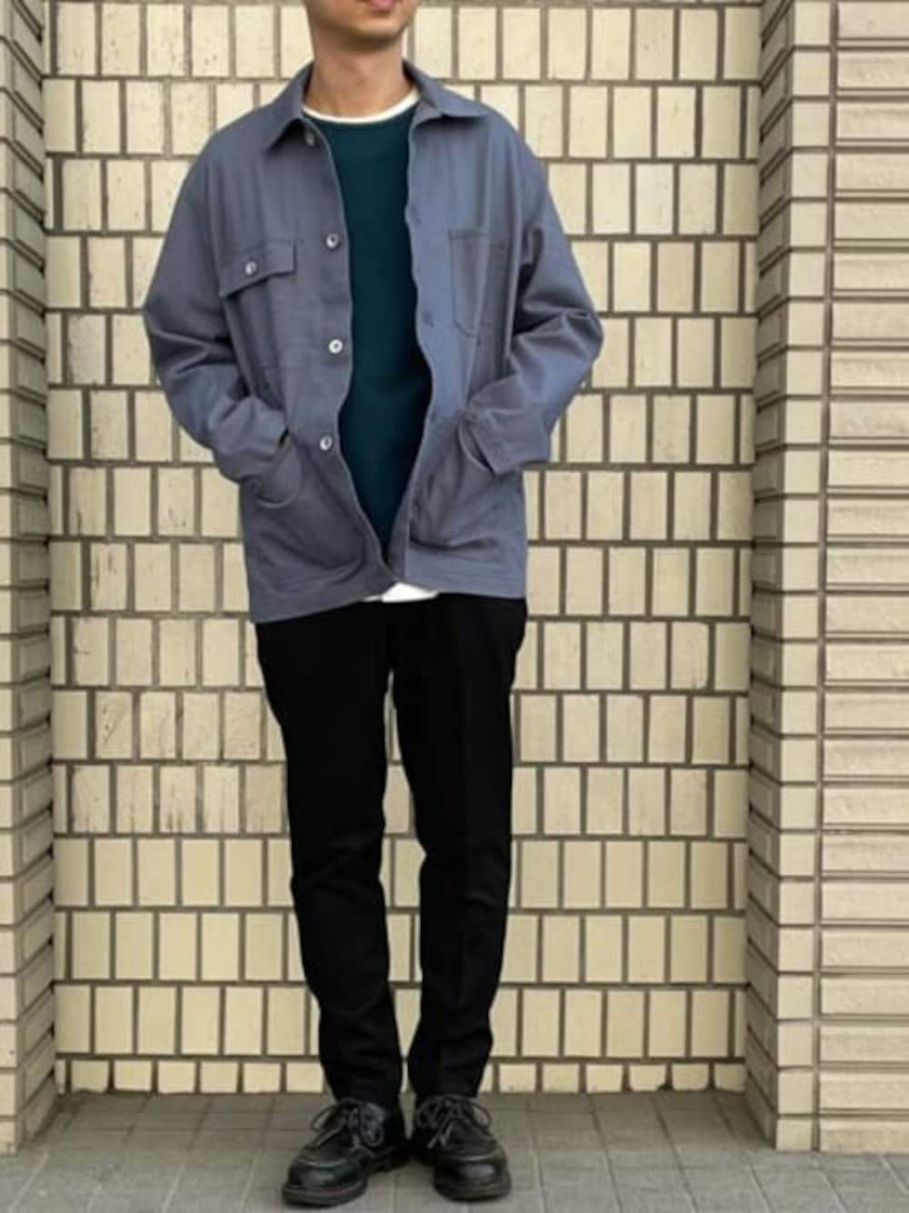 ブルー系のカバーオール、グリーン系のTシャツ/カットソー、ブラック系のスラックスを着用したメンズの春コーディネートの1枚目の写真