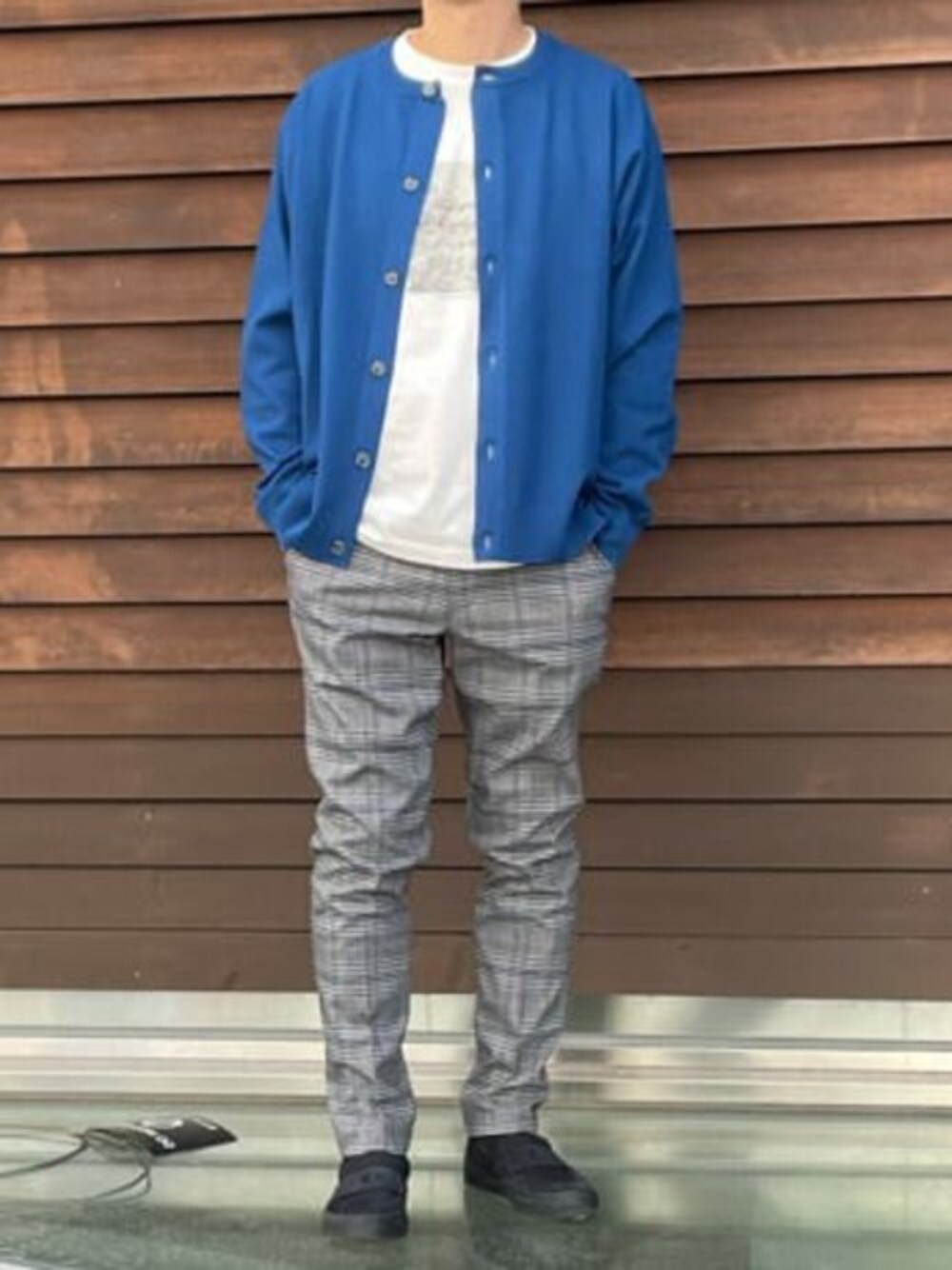 ブルー系のカーディガン/ボレロ、ホワイト系のTシャツ/カットソー、グレー系のスラックスを着用したメンズの春コーディネートの1枚目の写真