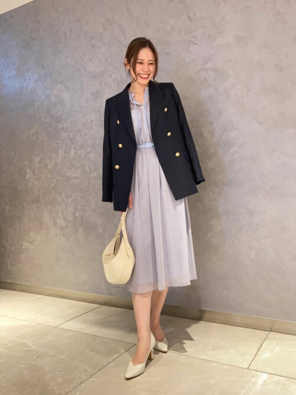 「ジャケット、ワンピース、ネイビー、プリント、春アウター、きれいめカジュアル、春コーデ、春夏コーデ、オフィスカジュアル、アナイ(ANAYI)」｜「ANAYIのウールオックスダブル　ジャケット（その他アウター、ブルー系）」を使った、Sudo.nさん（レディース・162cm）の春コーディネートの1枚目の写真