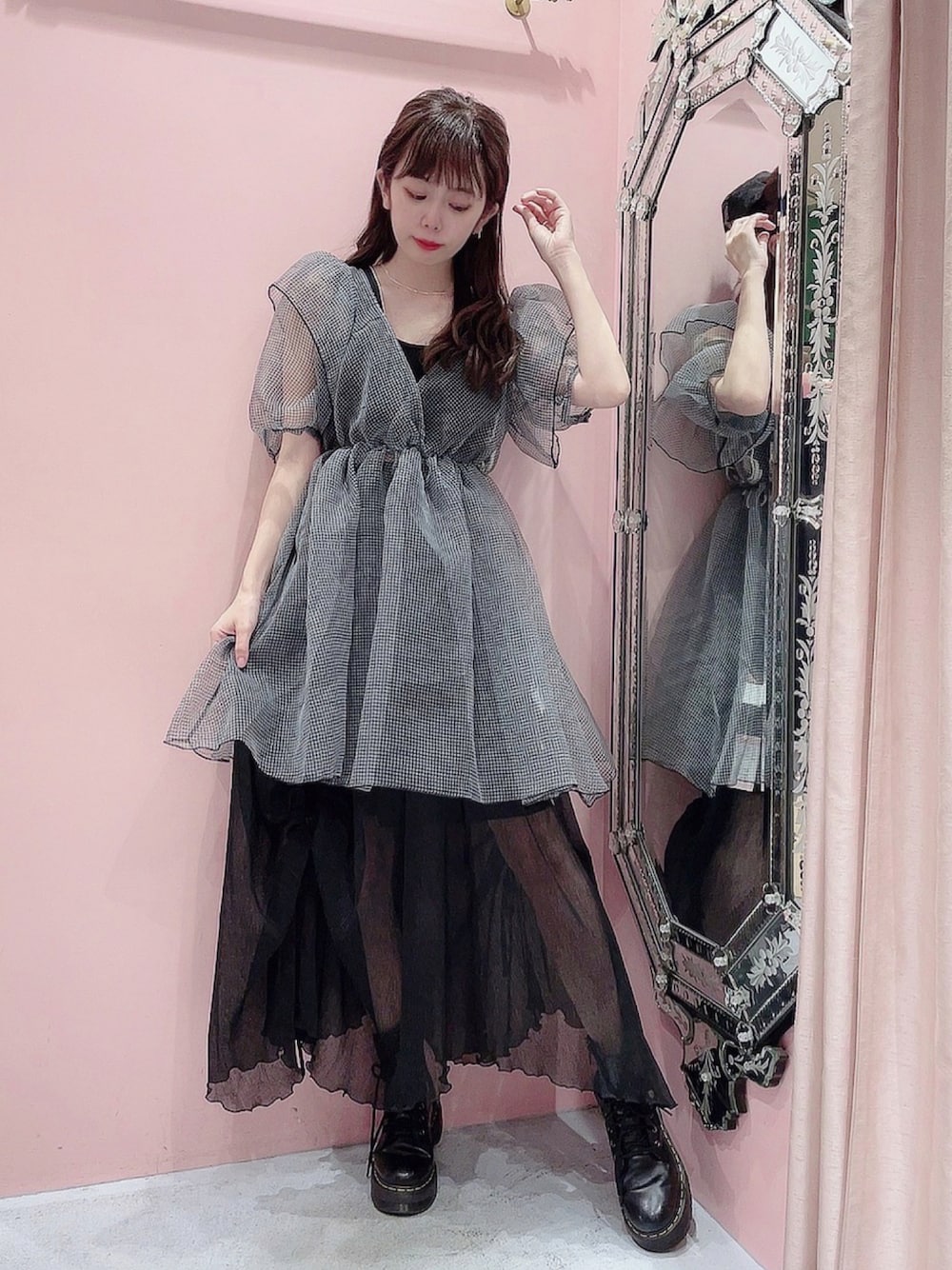 「lilLilly、リルリリー、pain、夏コーデ、モノトーン、オーガンジー、レイヤードスタイル、オーガンジーワンピース、black、夏の黒、Dr.Martens、着回しコーデ、黒、モノトーンコーデ」｜「PAINのサイドオープンシアーロングスカート（スカート、ブラック系）」を使った、mayuさん（レディース・160cm）の夏コーディネートの1枚目の写真
