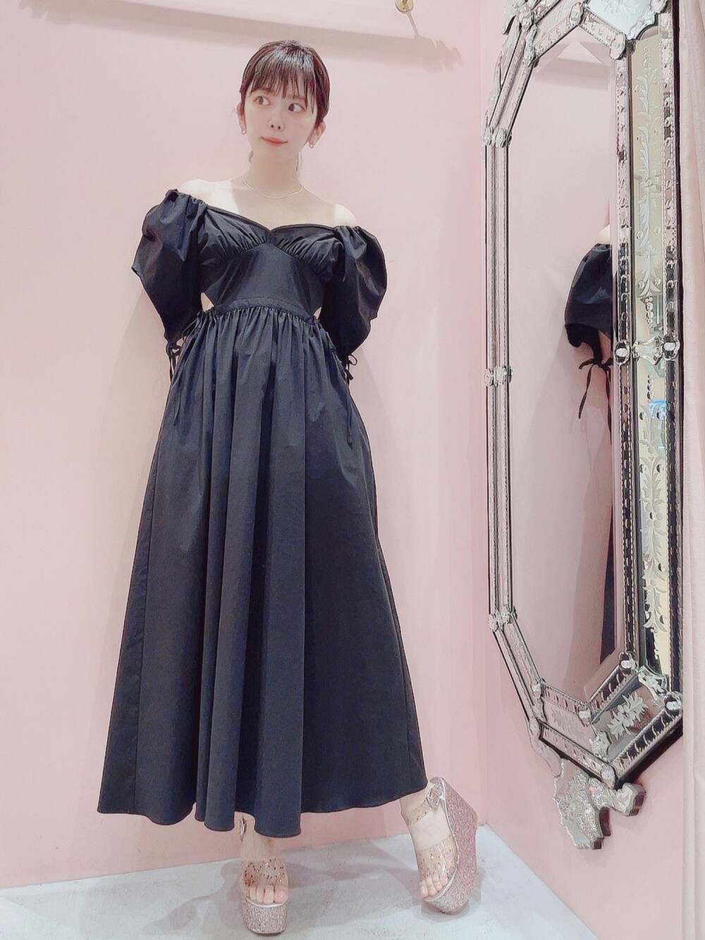 「lilLilly、リルリリー、ブラックワンピース、ブラックコーデ、夏の黒、ワントーンコーデ、オフショルワンピース」｜「lilLillyのアイテム（ワンピース/ドレス、ブラック系）」を使った、mayuさん（レディース・160cm）の夏コーディネートの1枚目の写真