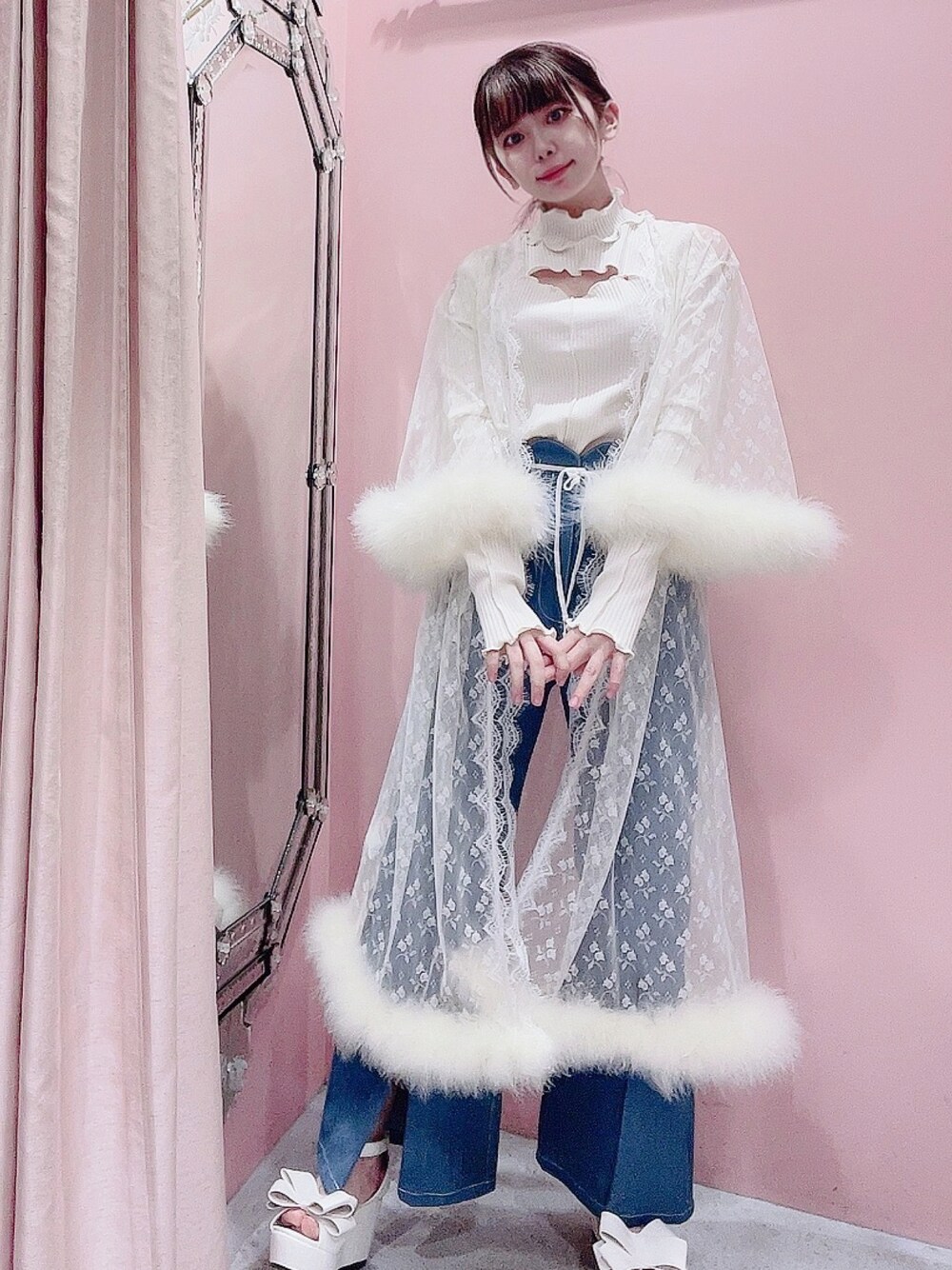 「lilLilly、リルリリー、デニムパンツ、ガウン、フェザーファー、デニム」｜「lilLillyのカットアウトリブトップス（ニット/セーター、ホワイト系）」を使った、mayuさん（レディース・160cm）の冬コーディネートの1枚目の写真