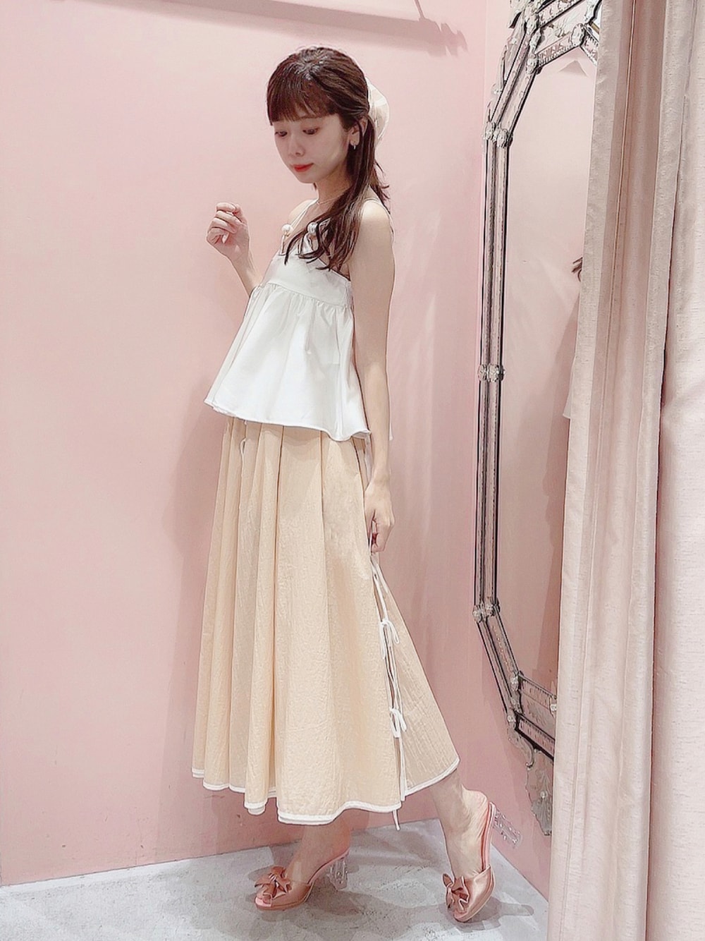 「lilLilly、リルリリー、pain、シアー、サテンキャミ、サテンチュニック、キャミチュニック、white、リボン、白、夏コーデ、オトナカジュアル、シンプルコーデ、着回しコーデ、淡色コーデ」｜「PAINのパールサテンキャミトップス（キャミソール、ホワイト系）」を使った、mayuさん（レディース・160cm）の夏コーディネートの1枚目の写真