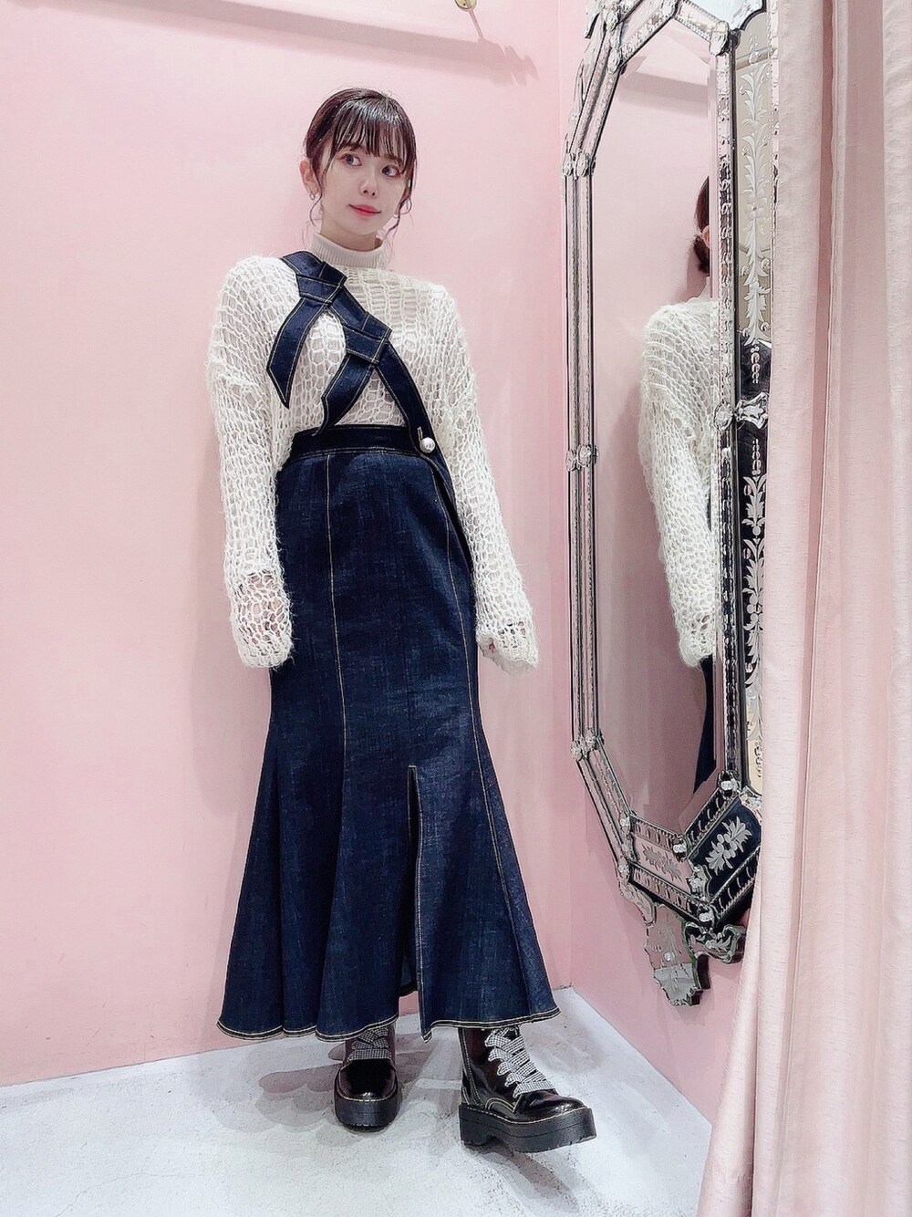 「lilLillyのホログラムルーズニット（ニット/セーター、ホワイト系）」を使った、mayuさん（レディース・160cm）の冬コーディネートの1枚目の写真