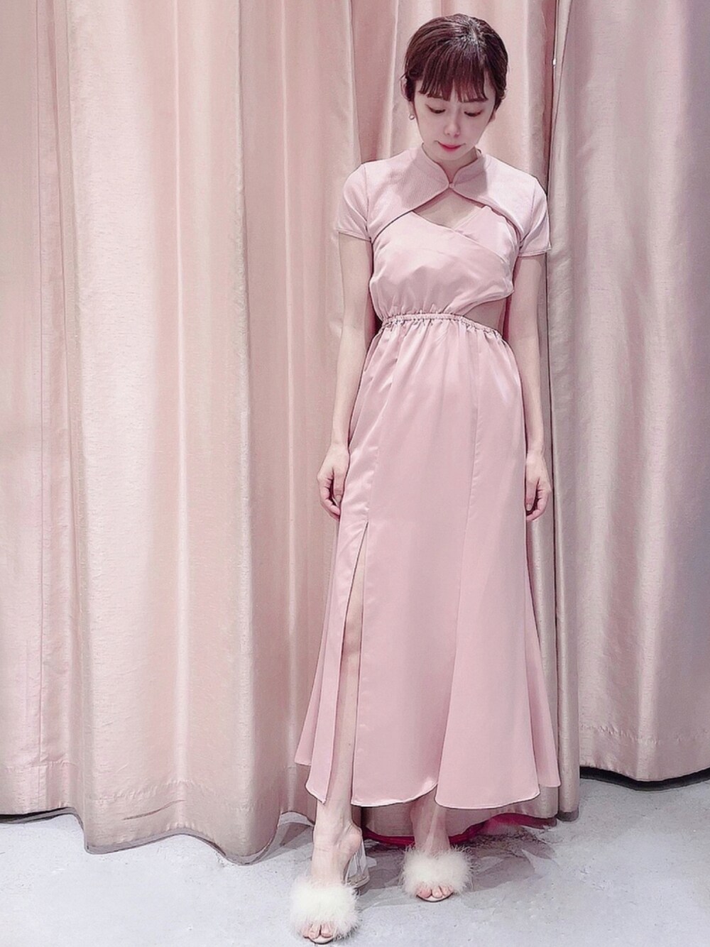 「lilLilly、リルリリー、ボレロ、ボレロカーデ、アンサンブル、ワントーンコーデ、サテンワンピース、ピンク、pink、ミュール」｜「lilLillyのウエストカットサテンロングドレス（ワンピース、ピンク系）」を使った、mayuさん（レディース・160cm）の夏コーディネートの1枚目の写真