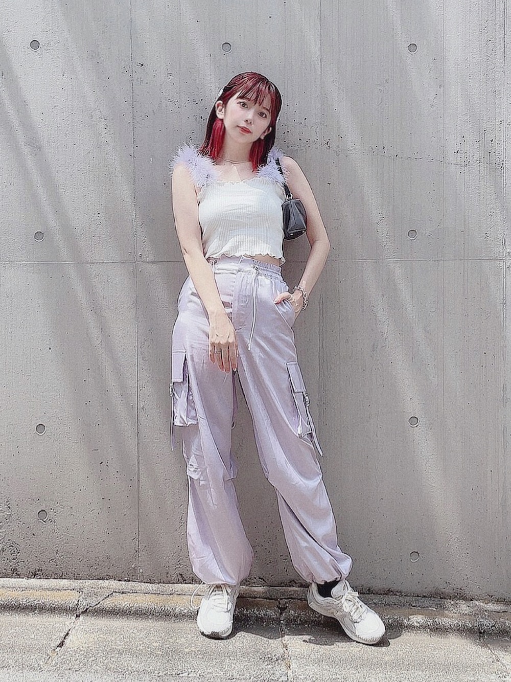 「lilLilly、リルリリー、カーゴパンツ、夏コーデ、キャミソール、おでかけコーデ、夏服、パンツスタイル、大人ガーリー、スニーカー、New Balance」｜「lilLillyのサテンタックカーゴパンツ（カーゴパンツ、パープル系）」を使った、mayuさん（レディース・160cm）の夏コーディネートの1枚目の写真