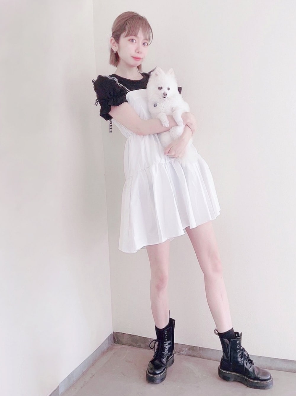 「lilLilly、リルリリー、pain、モノトーン、モノトーンガーリー、チュニック、Dr.Martens、モノトーンコーデ」｜「PAINのリボンショルダーフレアチュニック（ワンピース、ホワイト系）」を使った、mayuさん（レディース・160cm）の春コーディネートの1枚目の写真