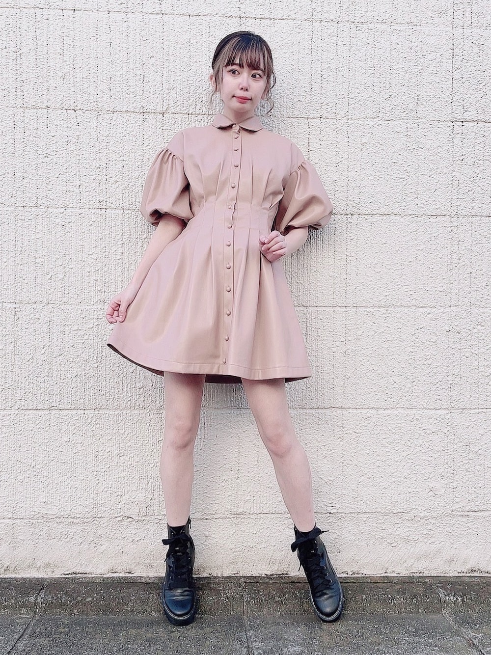 「lilLilly、リルリリー、レザーワンピース、ミニワンピ、ショートブーツ、レザーブーツ、パフスリーブ、ウエストマーク」｜「PAINの【pain】レザータックミニドレス（ワンピース、ピンク系）」を使った、mayuさん（レディース・160cm）の冬コーディネートの1枚目の写真